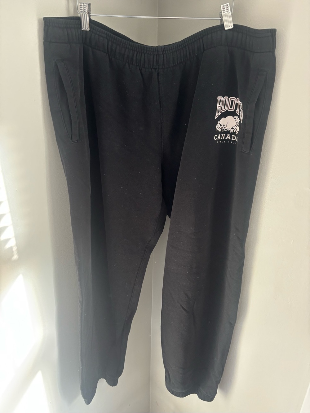 Roots Women’s XL Black Sweatpants with Canada Logo - Picture 4 of 6